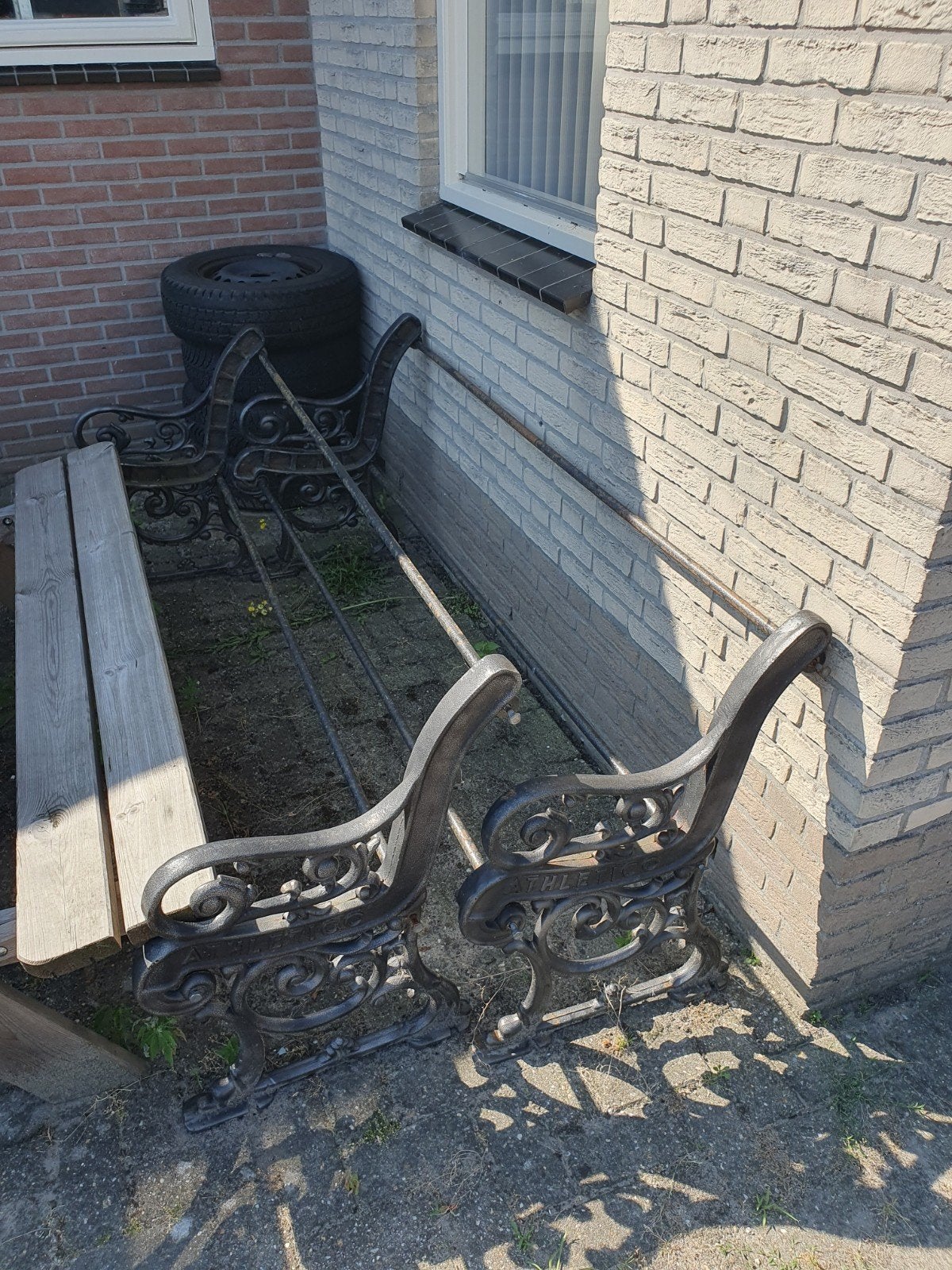 2 zeer robuuste stalen Athletico tuinbanken., Ophalen of Verzenden, Nieuw, Hout