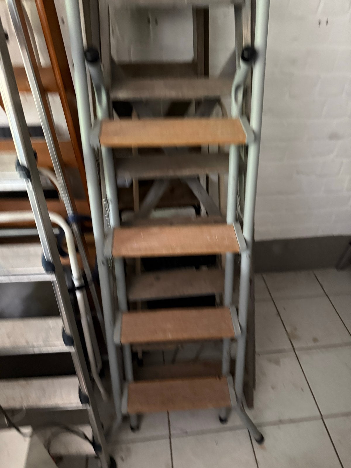 Ladder met houten opstap, 4 treden, Ophalen
