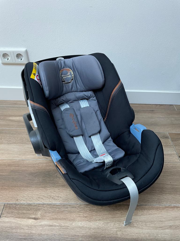 Cybex Aton 5 autostoel met Isofix base. ZGAN Grijs/zwart., Autogordel of Isofix, Zijbescherming, Zo goed als nieuw, 0 t/m 13 kg