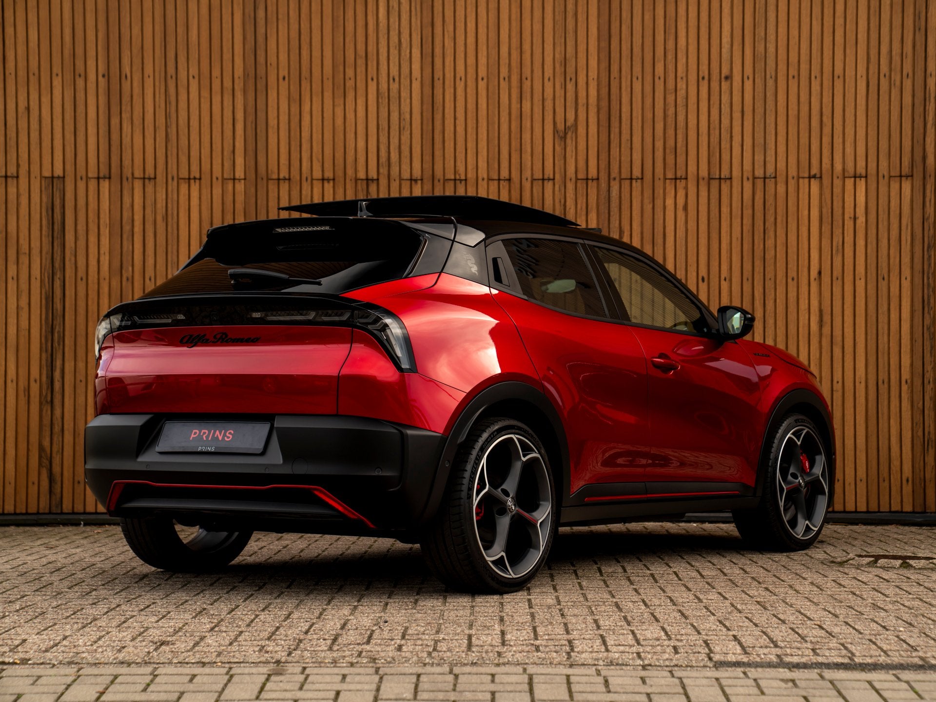 Alfa Romeo Junior Elettrica Veloce 54 kWh | Corsa stoelen |, Auto's, Dealer onderhouden, Zwart, 1535 kg, Alcantara