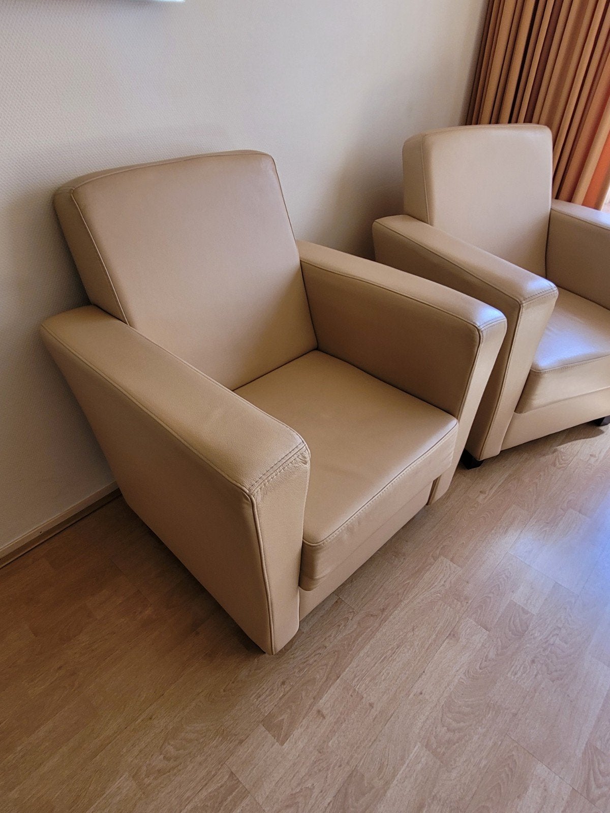Twee leren beige/crèmekleurige fauteuils, Gebruikt, Ophalen of Verzenden, 75 tot 100 cm, Modern