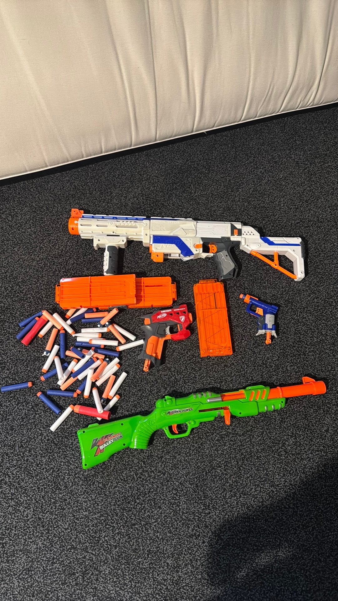 4 Werkende pijltjes pistolen met pijltjes en een extra clip, Ophalen, Zo goed als nieuw