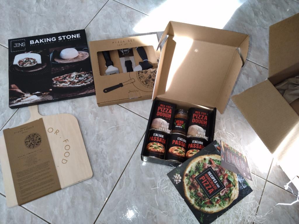 NIET GEBRUIKT! Pizza Kit + Steen + Serveerset + Bord, Overige typen, Ophalen of Verzenden, Nieuw