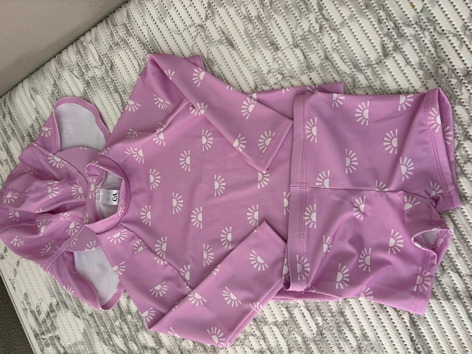 UV Zwempakje C&A 92CM (18-24M) - Roze met zonnetjes, Badpak, Nieuw, Ophalen of Verzenden, UV-zwemkleding