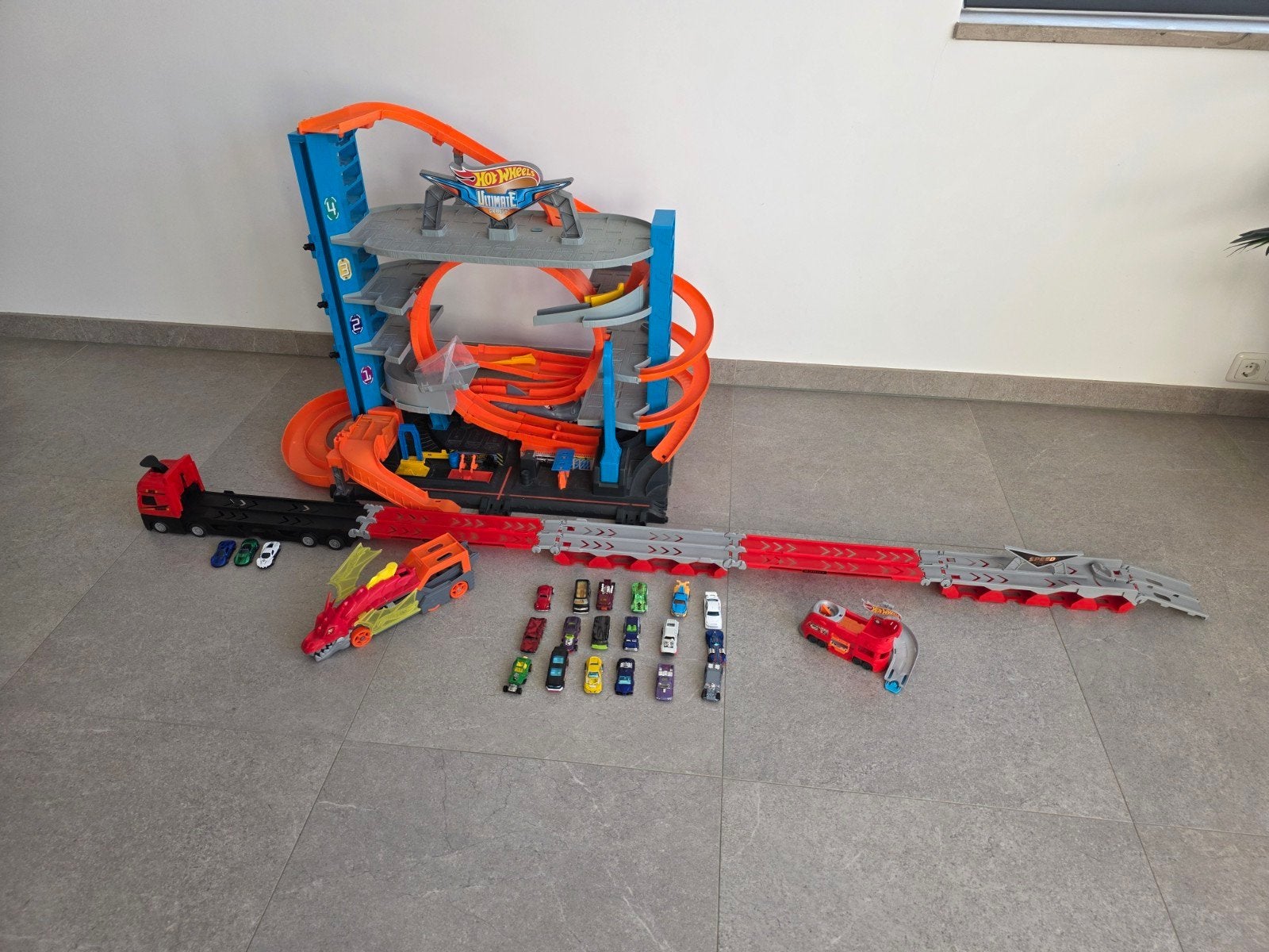 Hot Wheels Ultimate Garage met extra's en 18 auto's, Ophalen, Gebruikt