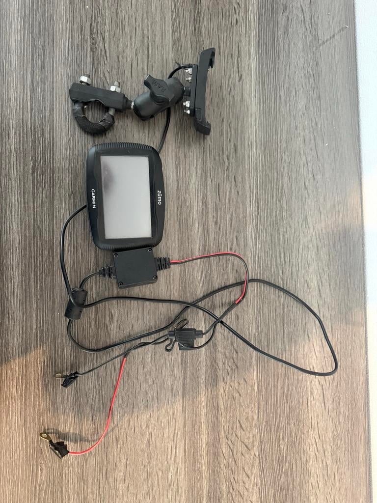Garmin Zumo motorfiets navigatiesysteem met houder, Ophalen of Verzenden, Zo goed als nieuw
