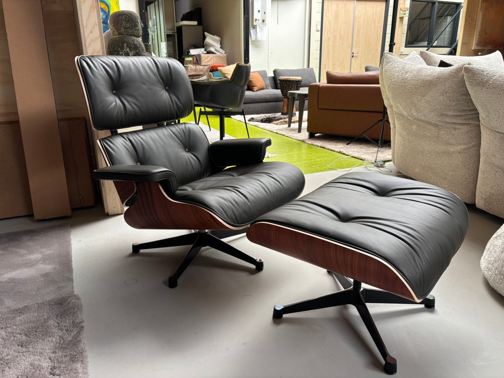 Vitra Eames Lounge Chair + Ottoman Palisander Dark Brown, Huis en Inrichting, Banken | Voetenbanken en Poefen, Vitra, Info@micheldethouars.nl
