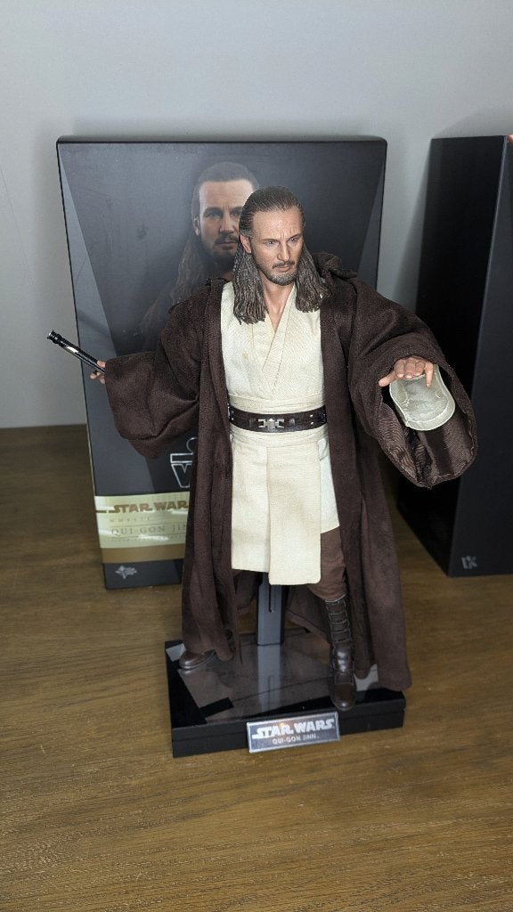 Qui-Gon Jinn MMS525 STAR WARS Hot Toys Sixth Scale Figure, Ophalen of Verzenden, Zo goed als nieuw, Actiefiguurtje