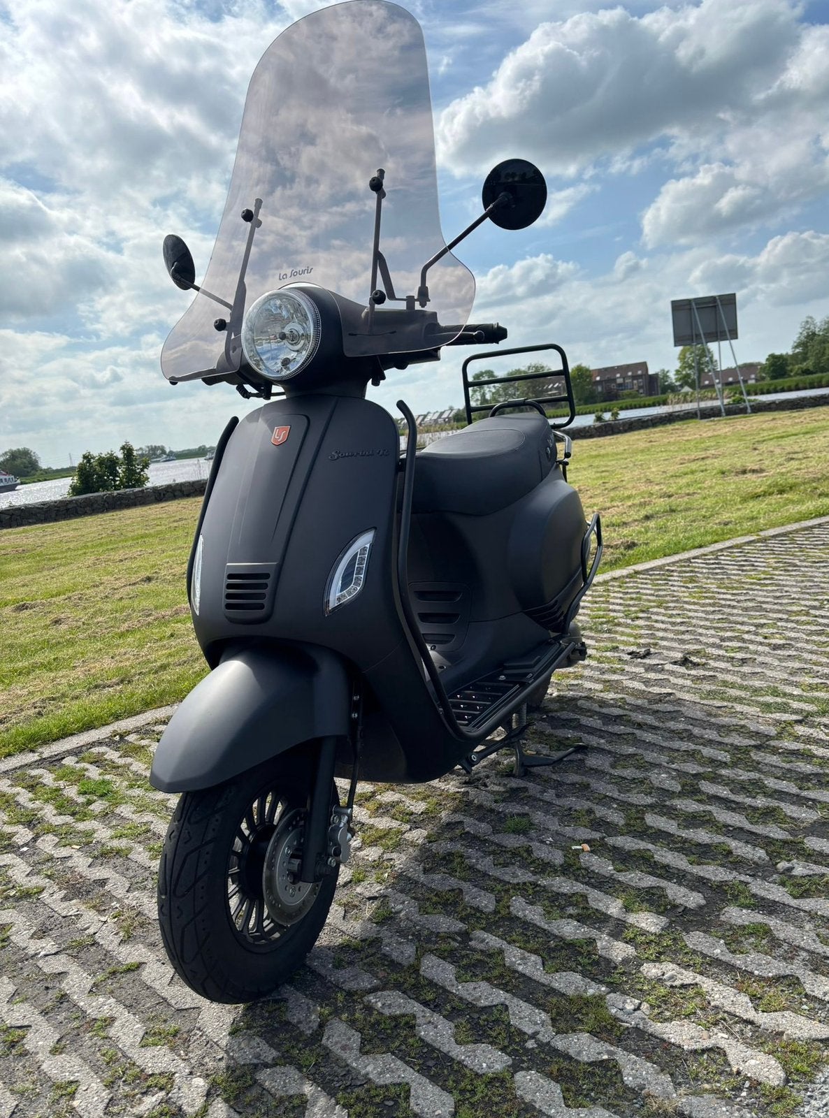La Souris Sourini R matzwart | 2024 | 1.700 km| Veel extra’s, Zo goed als nieuw, Benzine, Ophalen, Overige merken