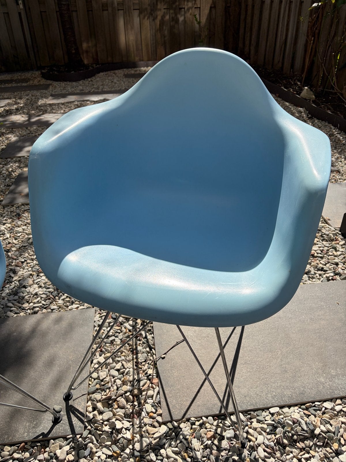 blauwe kuipstoelen (Eames Vitra stijl) Chrome onderstel, Ophalen, Kunststof, Gebruikt, Blauw