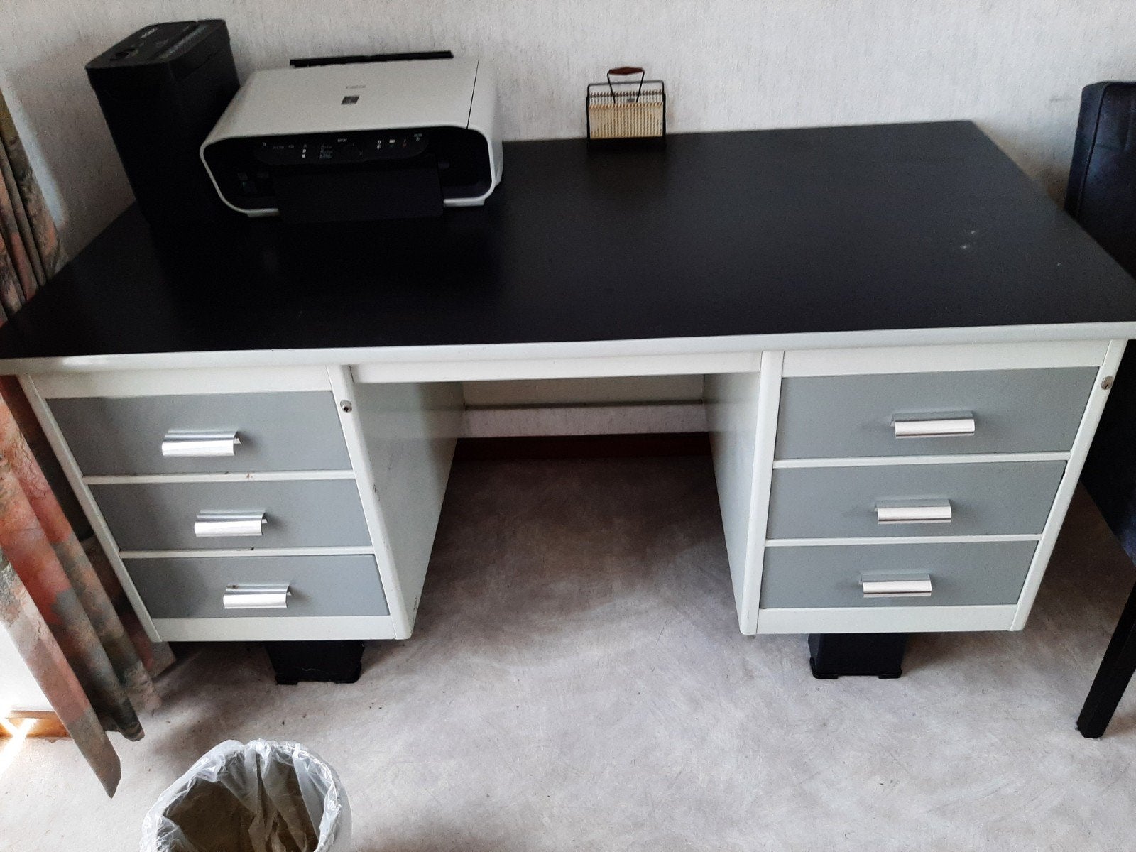 Stalen bureau met zwart blad en 2x3 laden - 150x75x78 cm, Ophalen, Met lades, Gebruikt, Metaal