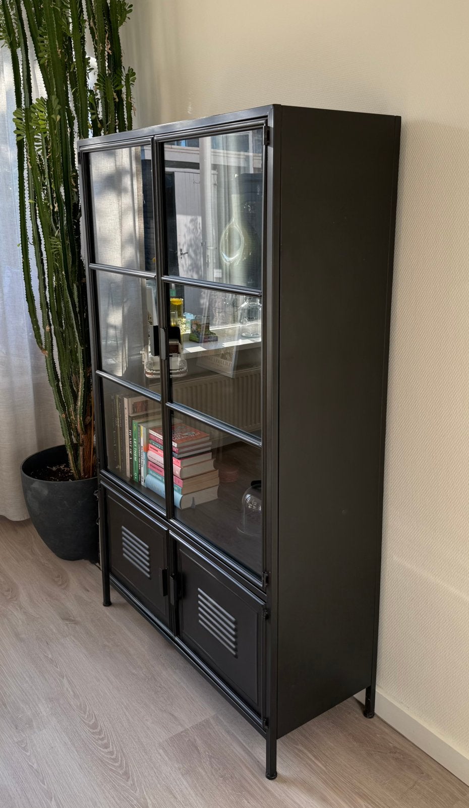 Metalen vitrinekast zwart 167x99x40,5 cm