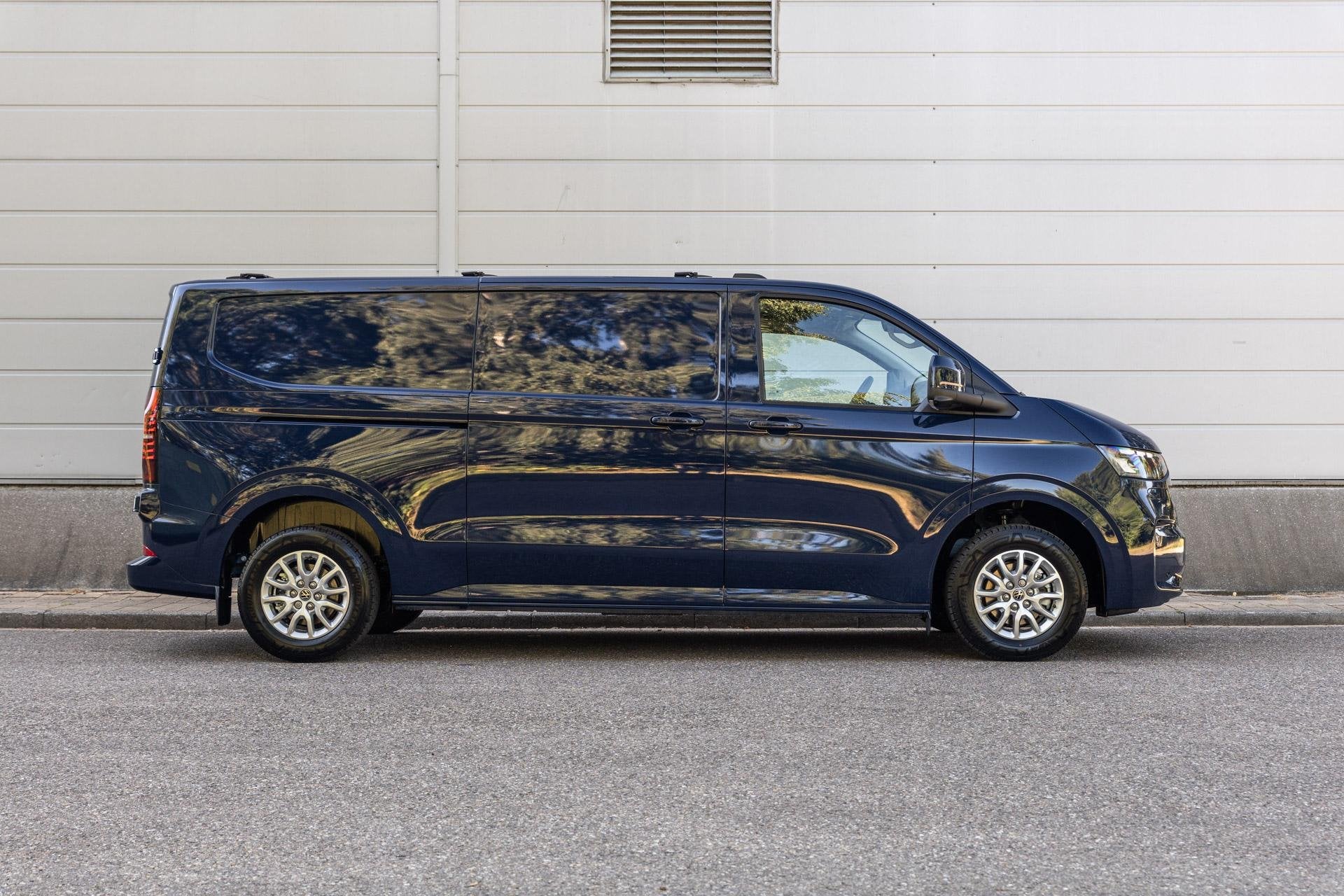 Volkswagen Transporter 2.5 eHybrid 233pk AUT L2H1 30 Style |, Auto's, Automaat, 12 maanden, 4 cilinders, Bedrijf