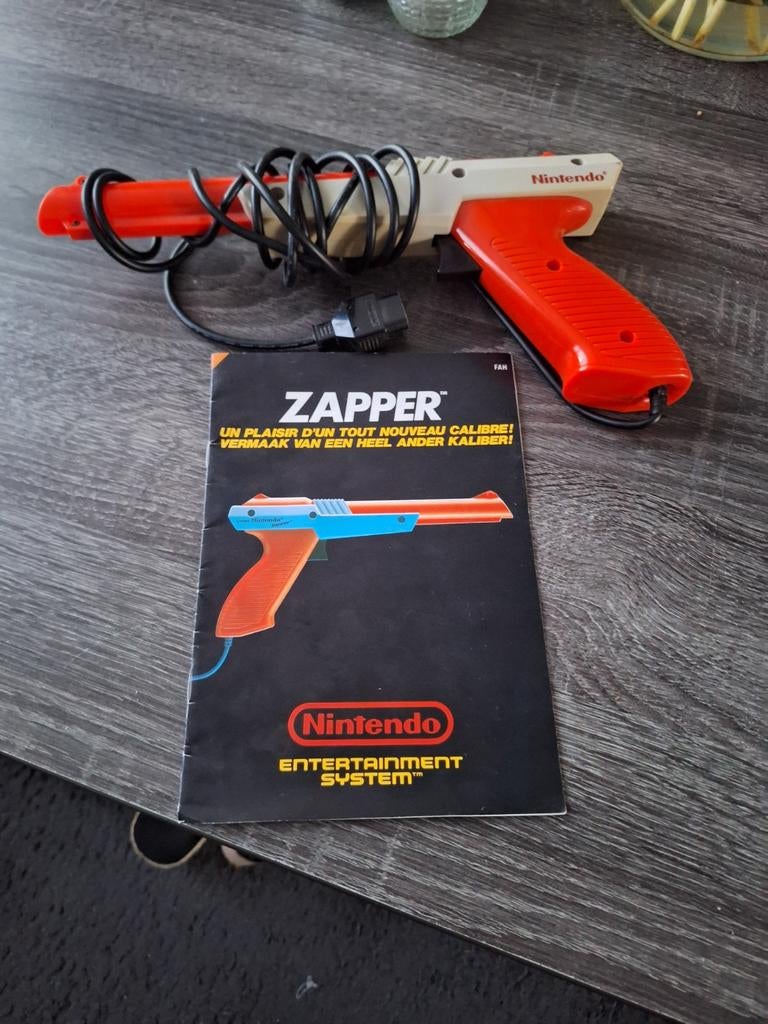 Nes zapper met boekje, Spelcomputers en Games, Games | Nintendo NES, 1 speler, Zo goed als nieuw, Vanaf 3 jaar, Ophalen