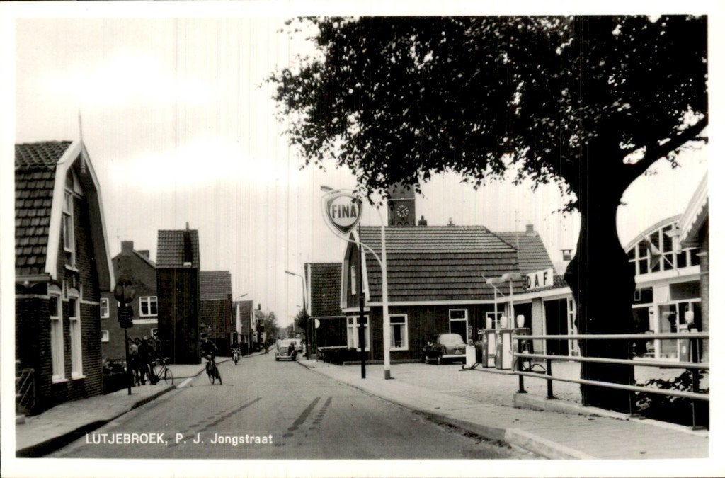 Lutjebroek - P. J. Jongstraat - FINA benzinepomp, Ophalen of Verzenden, 1940 tot 1960, Ongelopen, Noord-Holland