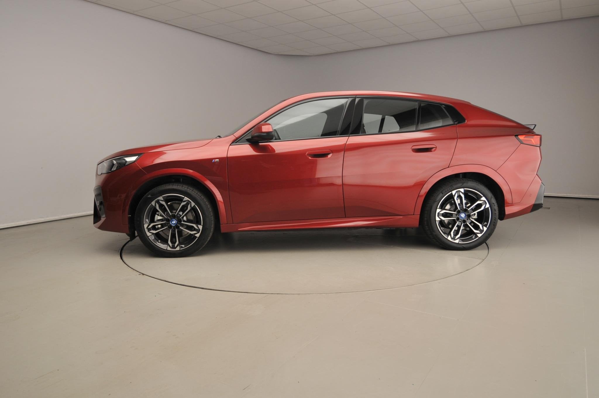 BMW iX2 xDrive30 | M-Sportpakket | LED | Leder | Navigatie |, Auto's, BMW, Automaat, Dealer onderhouden, 479 km, Met garantie (alle)