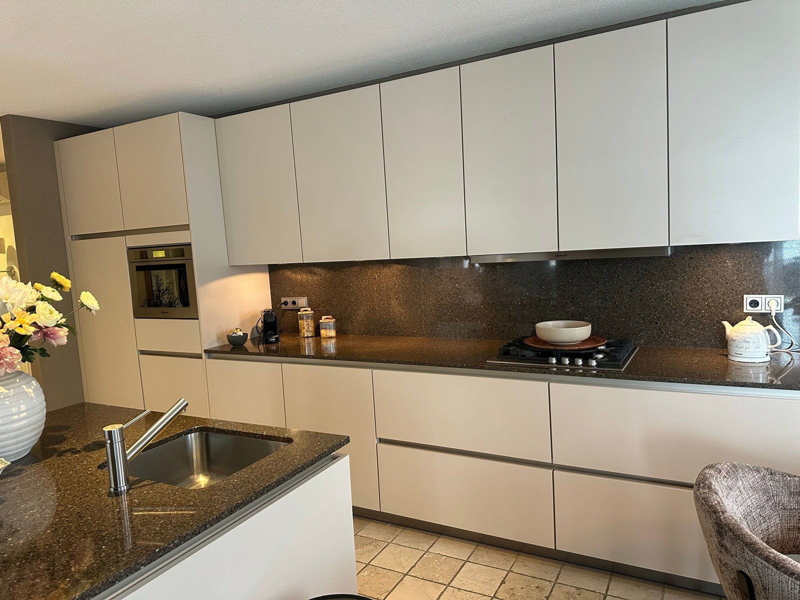 Moderne siematic keuken met kookeiland en composiet blad, Ophalen, Wit, Overige typen, Zo goed als nieuw