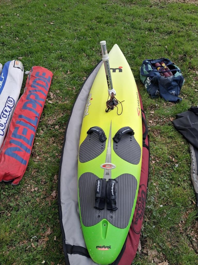 Mistral Screamer windsurfplank met alle toebehoren, Watersport en Boten, Windsurfen, Ophalen, Met voetbanden, Gebruikt, Plank
