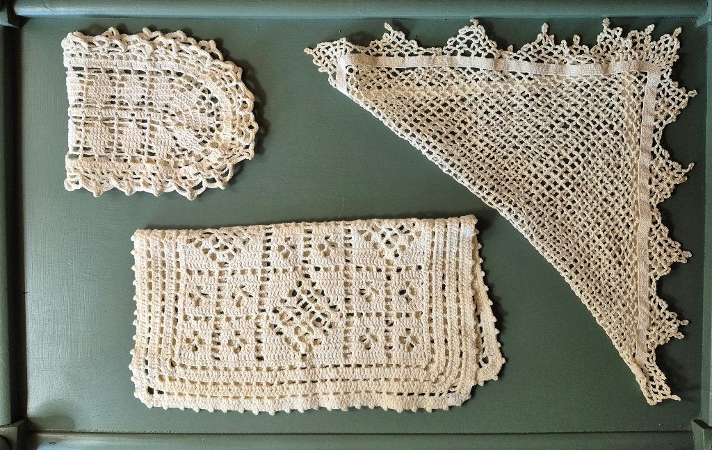 Vintage gehaakte kleedjes van filet haakwerk en kant, Ophalen of Verzenden