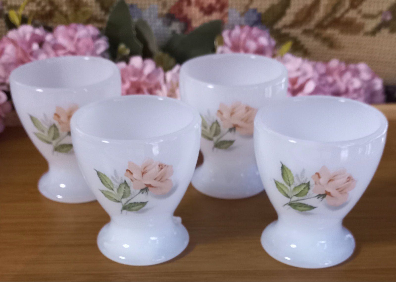 Set van 4 brocante eierdopjes, melkglas, roze roos, Ophalen of Verzenden, Zo goed als nieuw, Overige stijlen