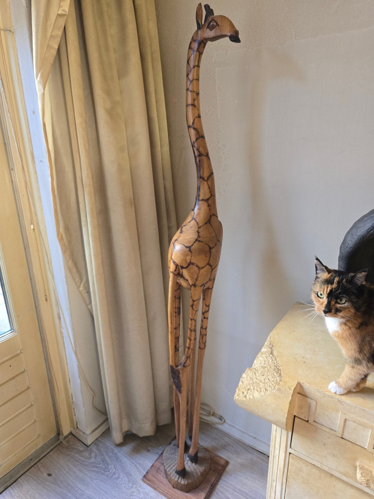 Grote handgesneden houten giraf sculptuur, Antiek en Kunst, Ophalen of Verzenden, 1 meter - 2 meter, Beeld, Hout