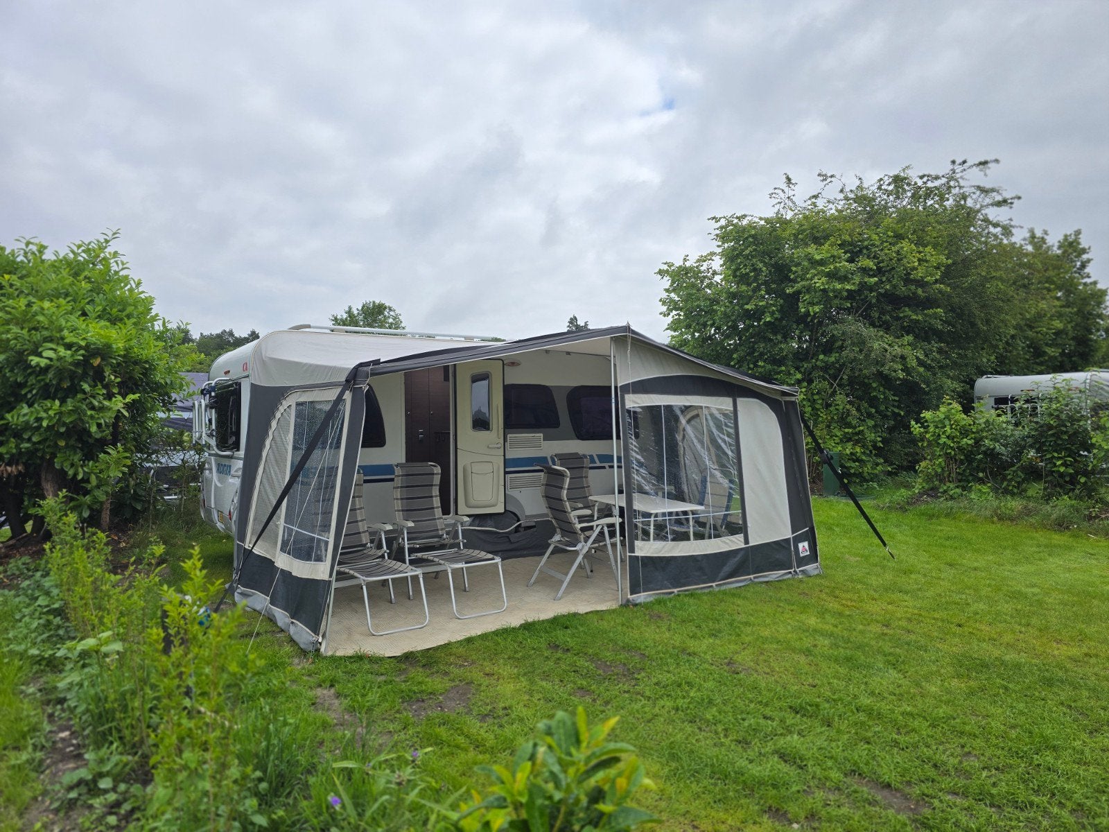 TE HUUR 5 pers. caravan - MOVER - Uwis Stapelbed - compleet