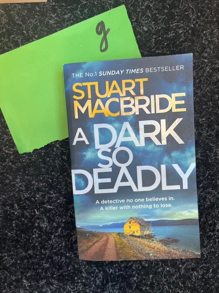 A Dark So Deadly - Stuart MacBride (Engels), Boeken, Detectives, Zo goed als nieuw, Ophalen of Verzenden