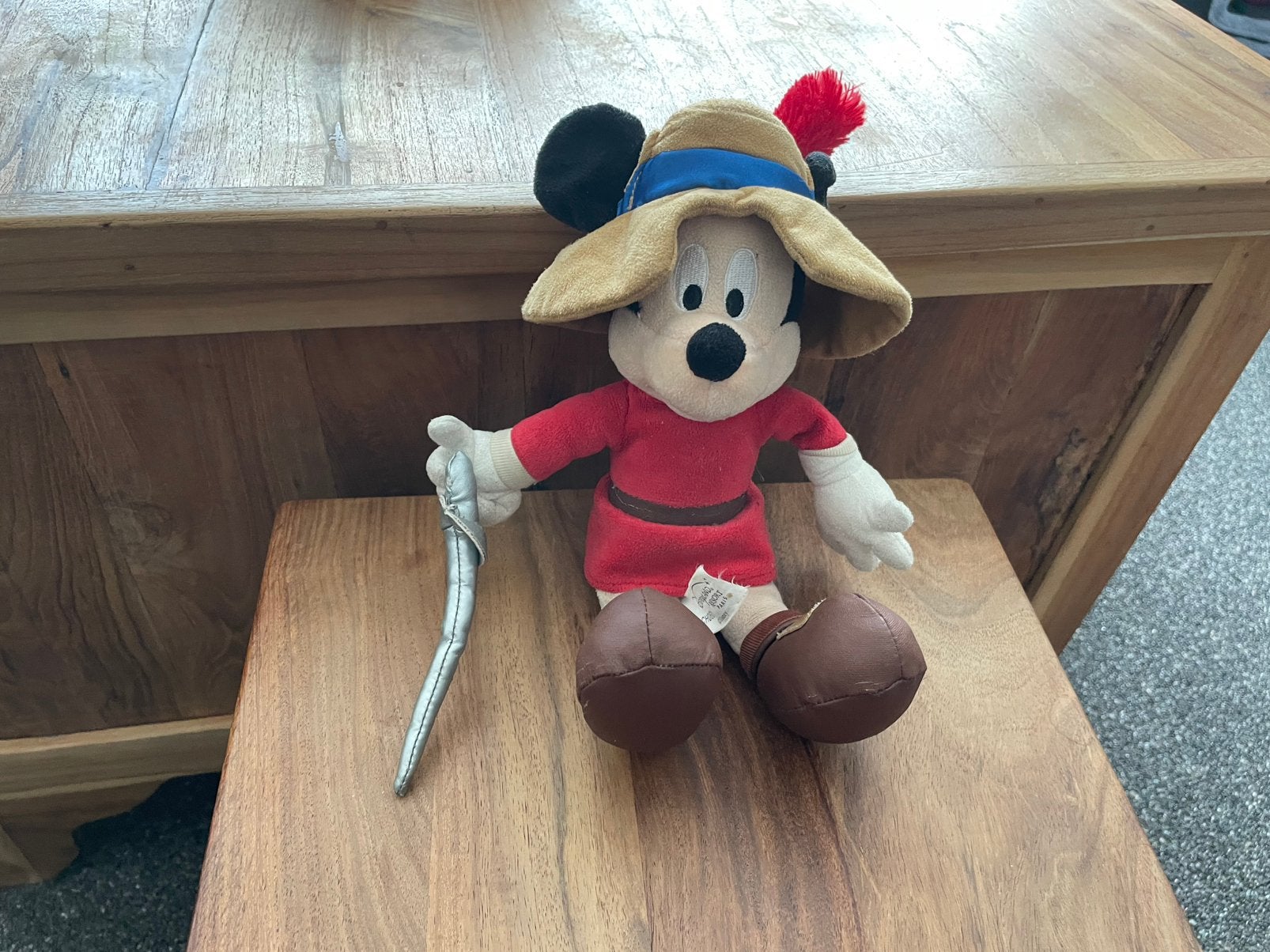 Oude vintage knuffel van Mickey Mouse als ridder Disneyland, Ophalen of Verzenden, Mickey Mouse, Gebruikt, Knuffel