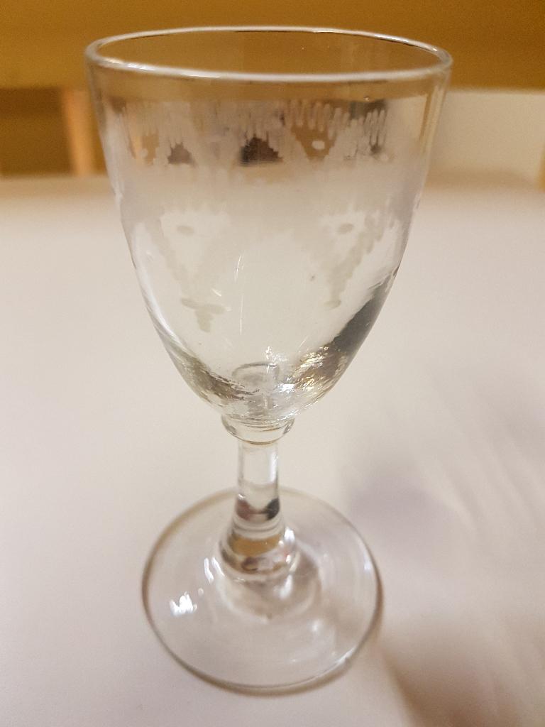 Gegraveerd borrelglas 9,5 x 4, Antiek en Kunst, Ophalen of Verzenden