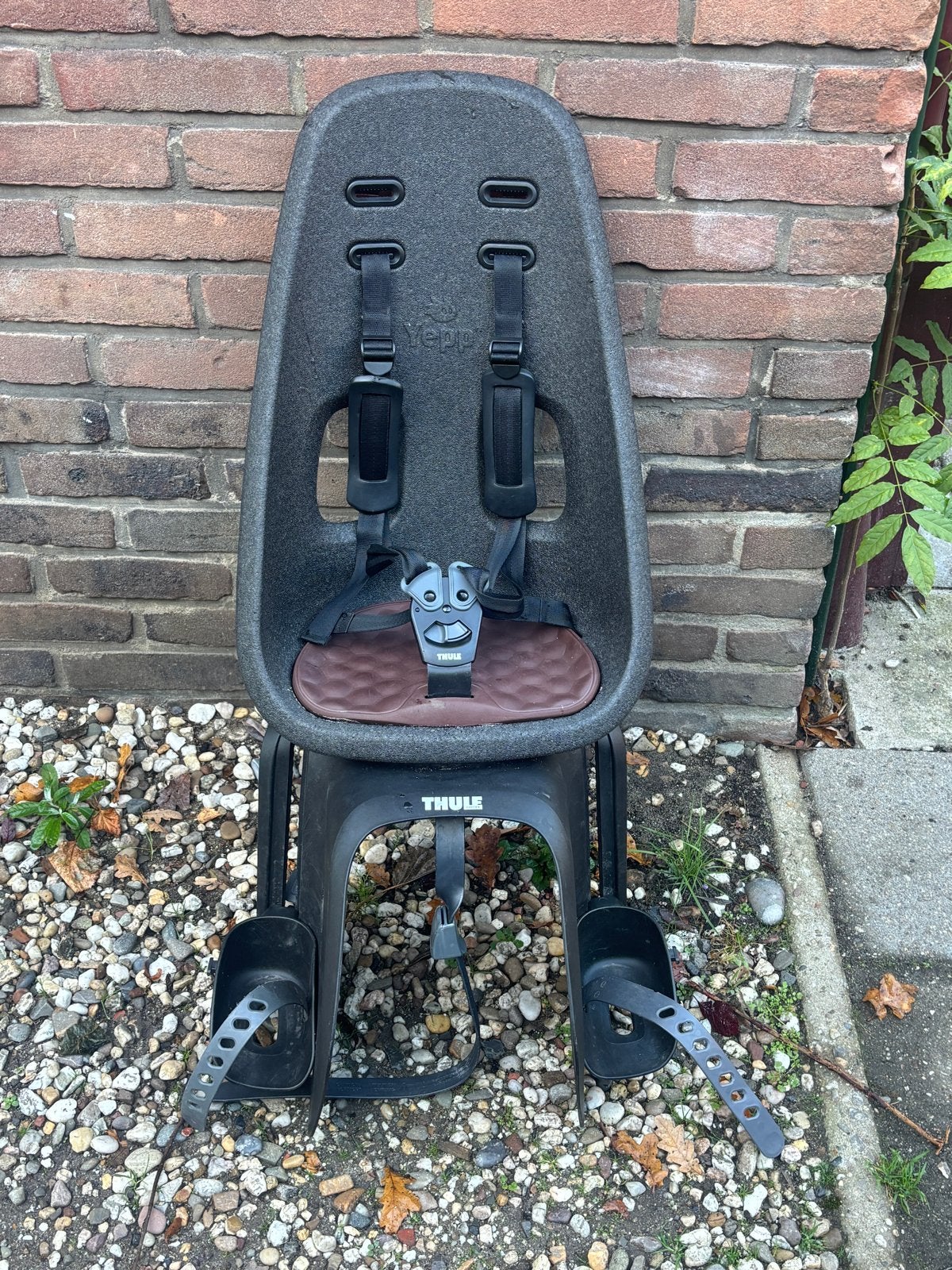 Thule Yepp Maxi Achterzitje - Zwart/Bruin, Fietsen en Brommers, Ophalen, 15 t/m 36 kg, Achterzitje, Voetsteuntjes