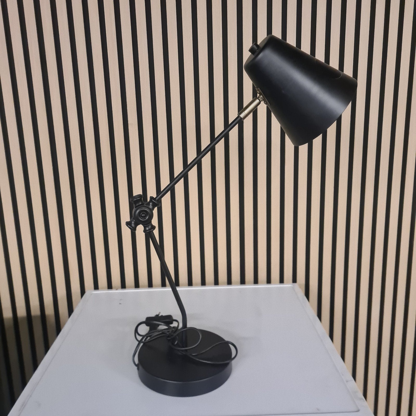 Zwarte verstelbare bureaulamp met E27 fitting, Huis en Inrichting, Lampen | Tafellampen, Bureaulamp, Gebruikt, Zwart, Metaal