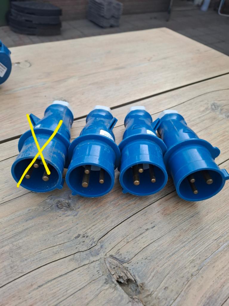 Mennekes CEE stekkers 32A 2P+E 200-250V (3 stuks), Caravans en Kamperen, Caravan accessoires, Gebruikt, Ophalen of Verzenden