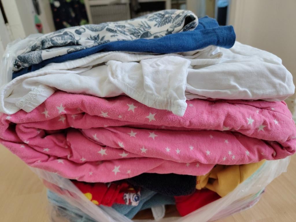 Gebruikte kleding maat 104 en 2 matrashoezen (met vlekken), Ophalen of Verzenden, Gebruikt, Maat 104