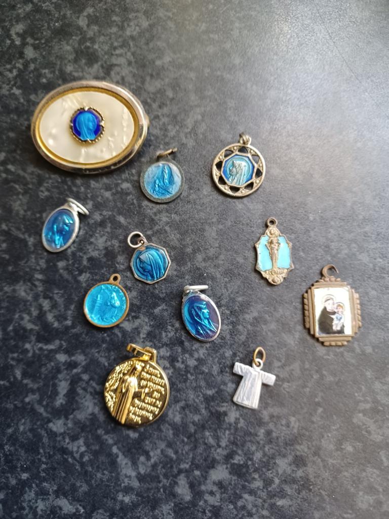 11 Religieuze medaille broche hangertje, Antiek en Kunst, Antiek | Religie, Ophalen