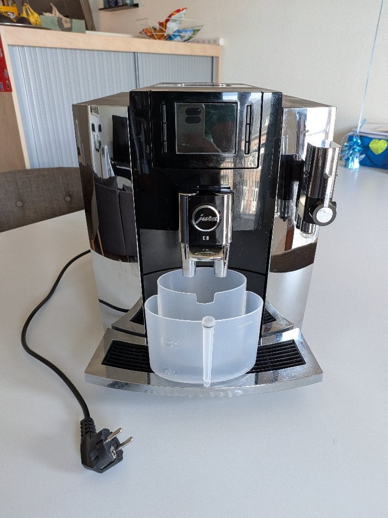 Jura E8 Chrome (2020) — nieuw melksysteem + toebehoren, Ophalen, Gebruikt, 10 kopjes of meer, Koffiemachine