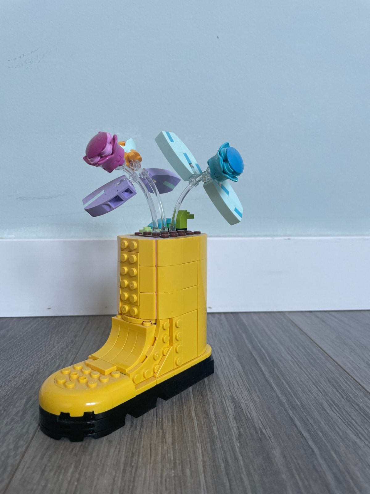 Foto 2 van Lego Bloemen in Gele Laars - Uniek Bouwpakket in