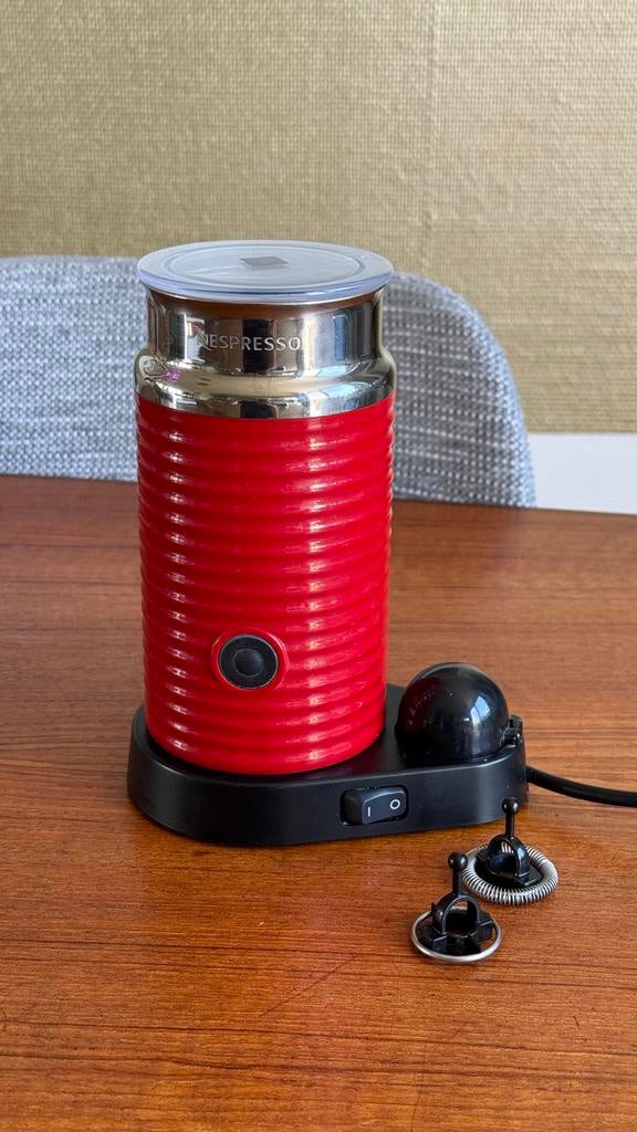 Nespresso Aeroccino 3 Melkopschuimer Rood - Zo goed als nieu, Ophalen of Verzenden, Gebruikt, Elektrische melkopschuimer