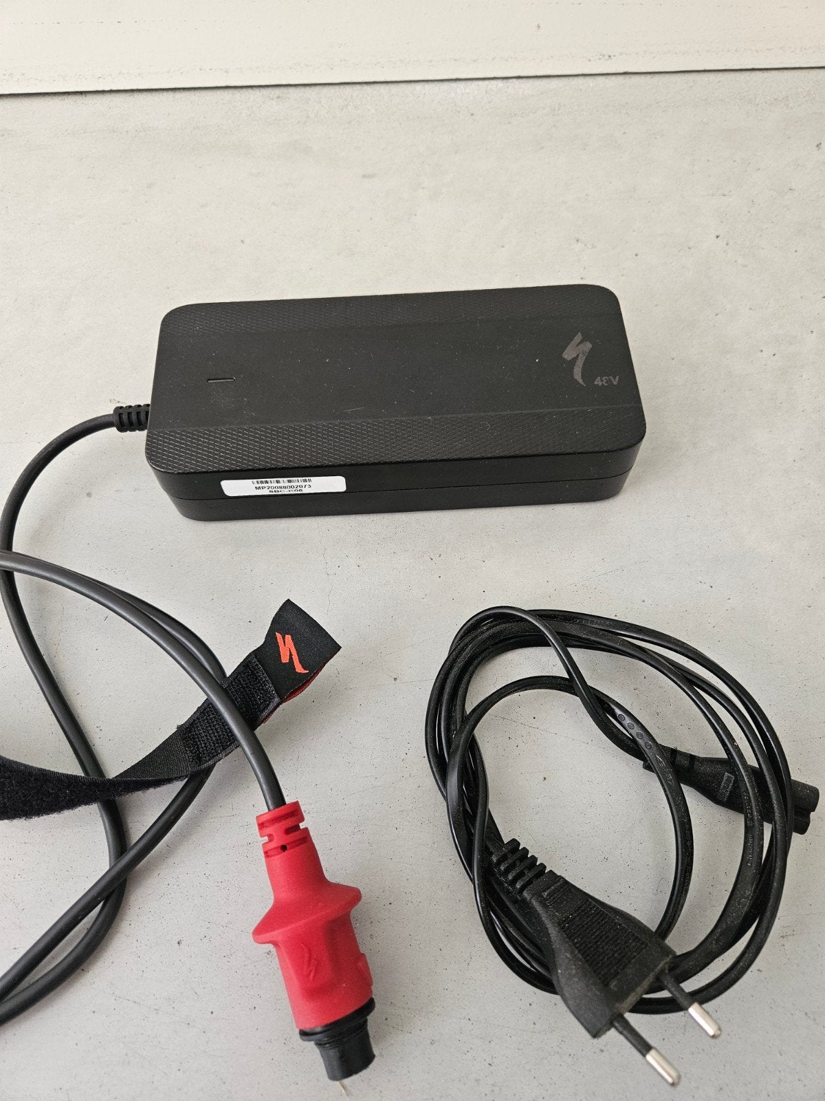 DEFECT! Specialized Li-ion Fiets Batterijlader 48V SBC-C06, Ophalen of Verzenden, Gebruikt
