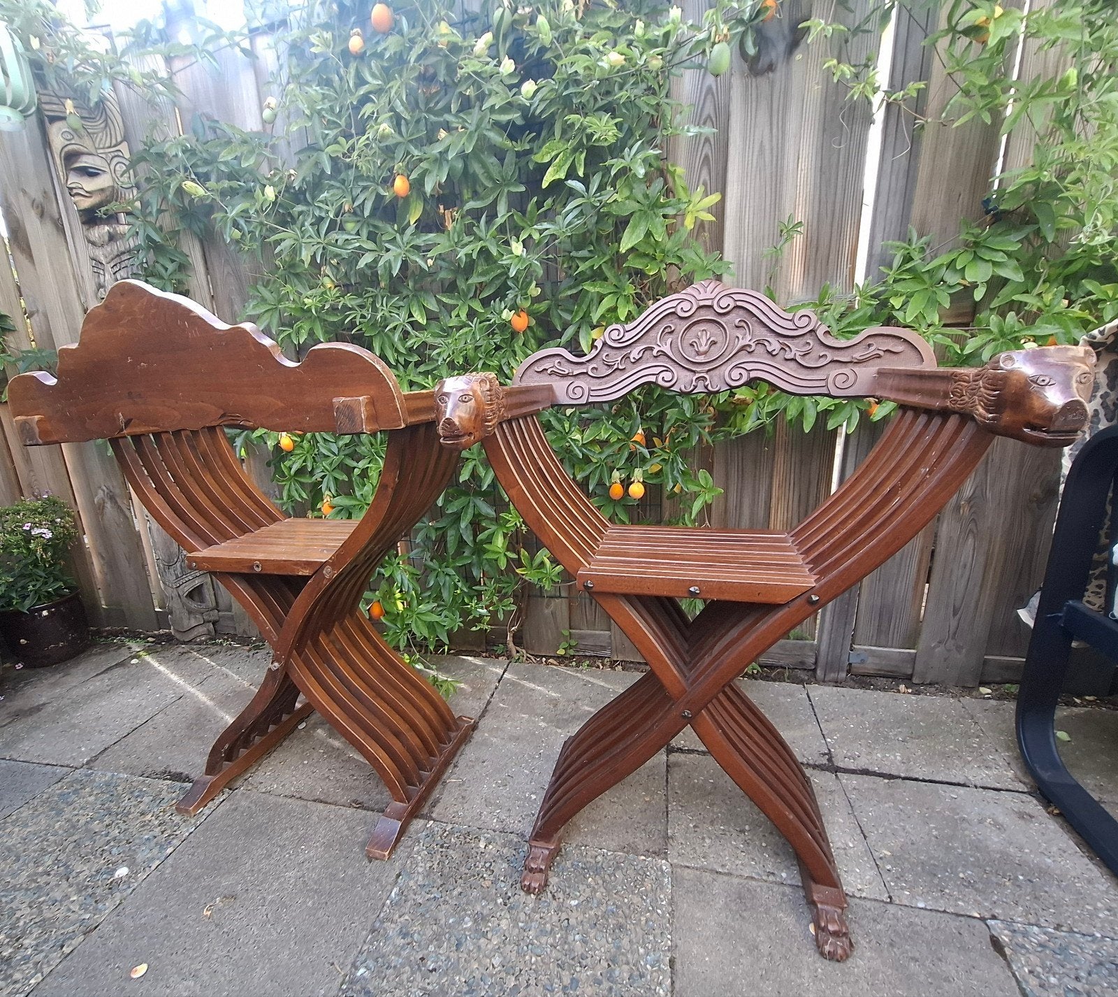 Set van 2 antieke Savonarola stoelen met leeuwenkoppen, Ophalen