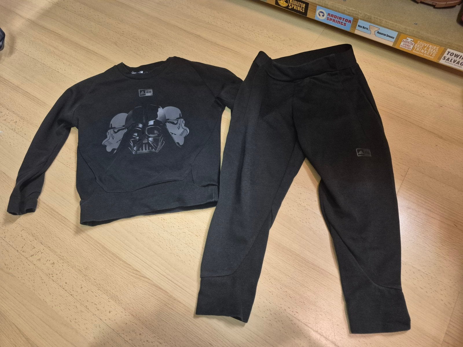 Adidas x Disney Star Wars joggingspak maat 116, Adidas, Ophalen of Verzenden, Zo goed als nieuw, Setje