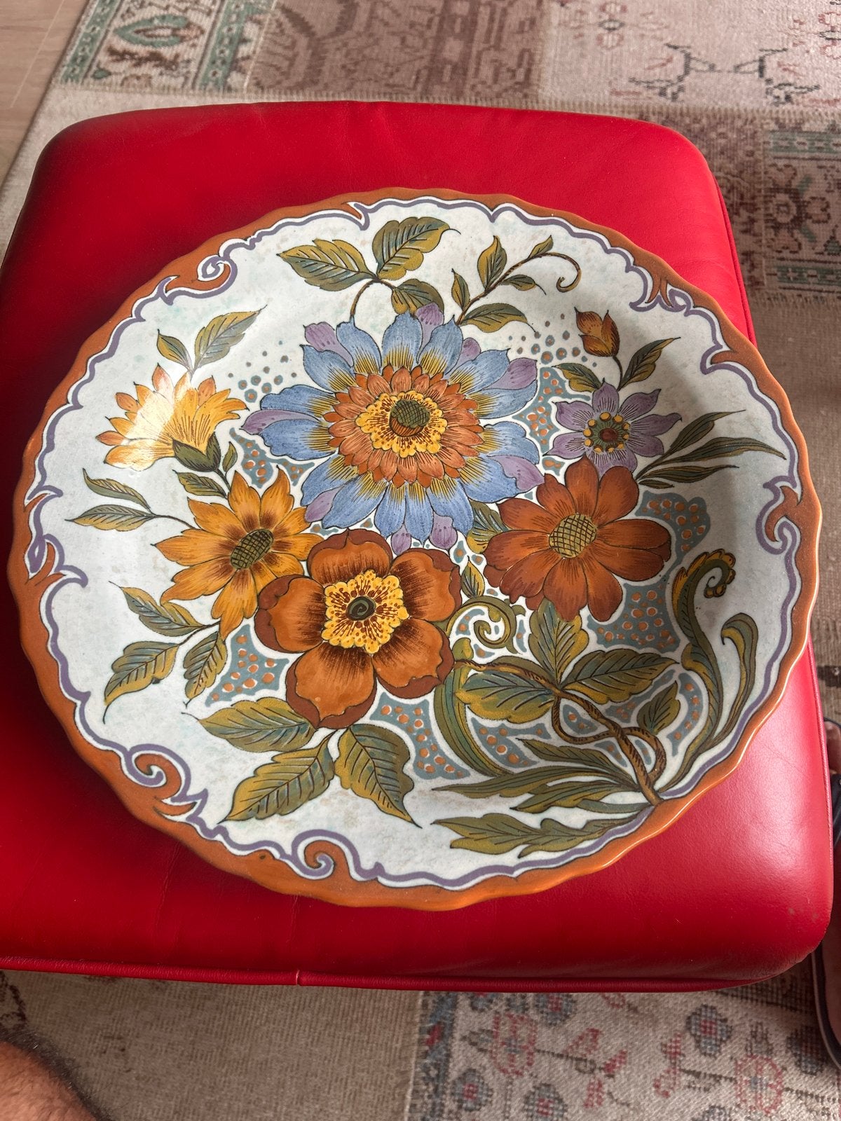 Unica Gouda Holland wandbord met bloemendecoratie. 37 cm, Antiek en Kunst, Antiek | Schalen, Ophalen of Verzenden