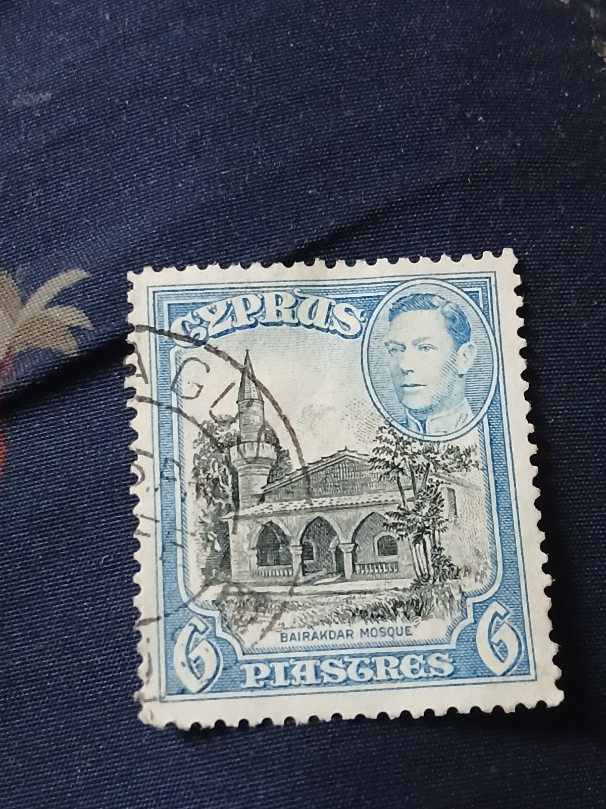 Cyprus postzegel 6 Piastres met Bayraktar Moskee, Postzegels en Munten, Ophalen of Verzenden