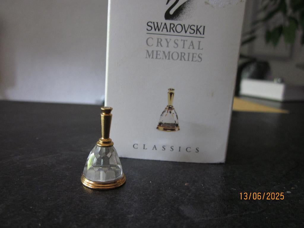 Swarovski Memories Tafelbel incl, doos & certificaat, Verzamelen, Swarovski, Ophalen of Verzenden, Nieuw, Figuurtje