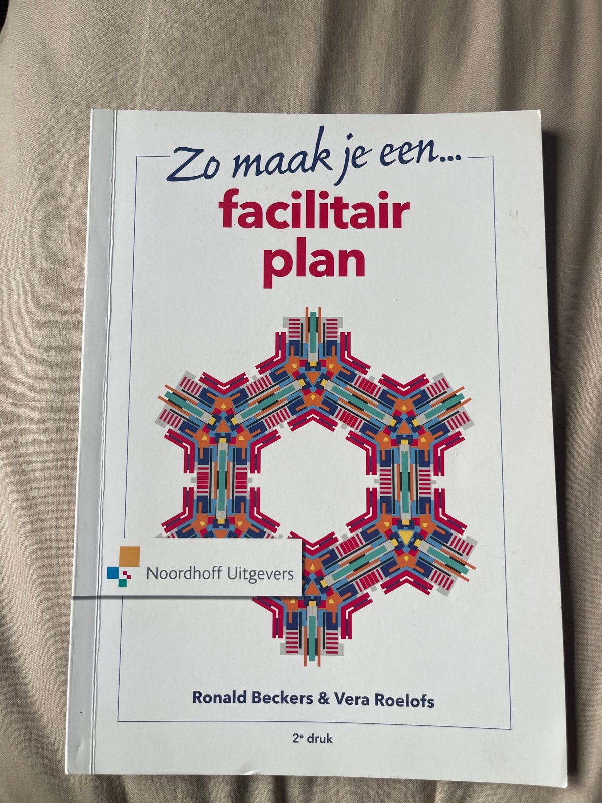 Zo maak je een facilitair plan - Ronald Beckers & Vera Roelo, Boeken, Ophalen of Verzenden, Zo goed als nieuw, HBO