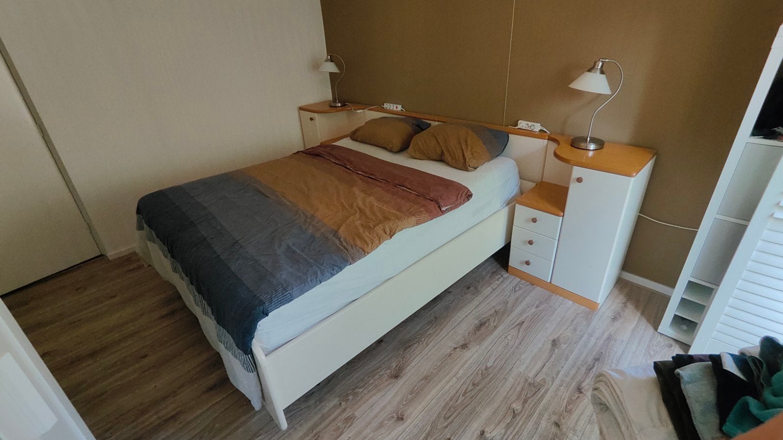hoog 2-persoonsbed (200*160) met nachtkastjes én matrassen, Ophalen, Gebruikt, Wit, Tweepersoons