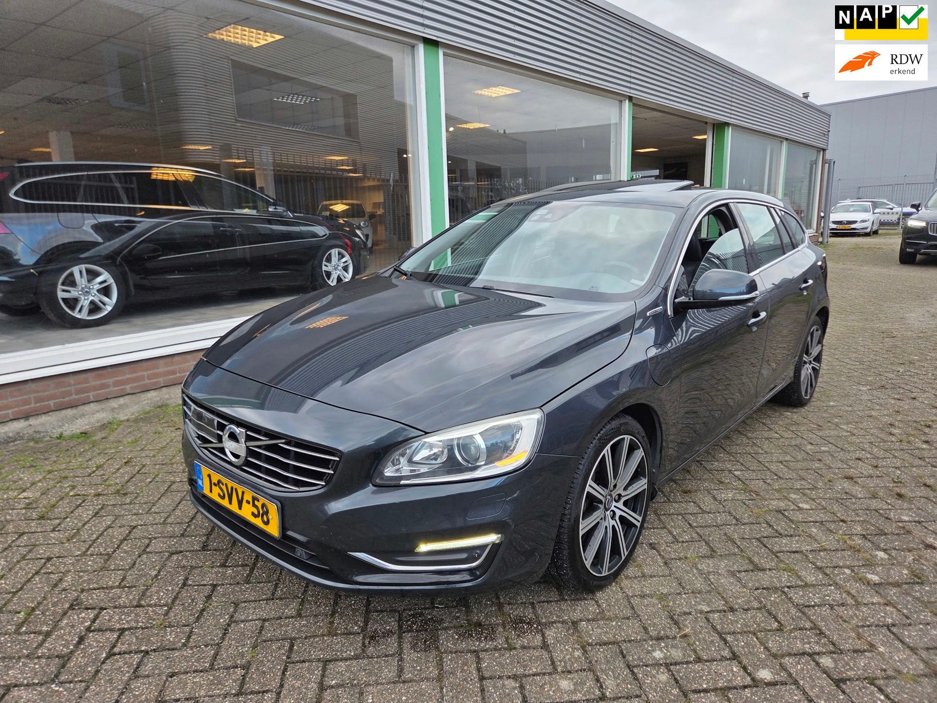 Volvo V60 2.4 D6 AWD Plug-In Hybrid Summum|PANO|CAMERA|BLIS|, Auto's, Automaat, Vierwielaandrijving, Xenon verlichting, 11 kWh