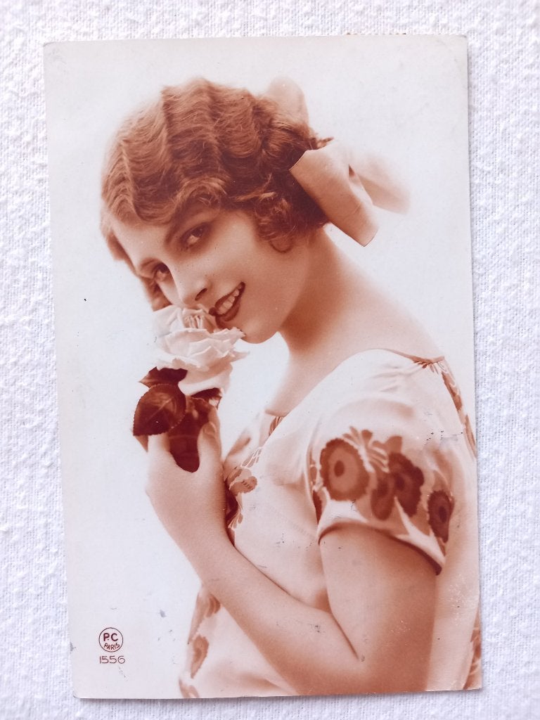 Jonge dame met roos, Verzamelen, Ansichtkaarten | Themakaarten, Ophalen, Voor 1920, Gelopen, Overige thema's