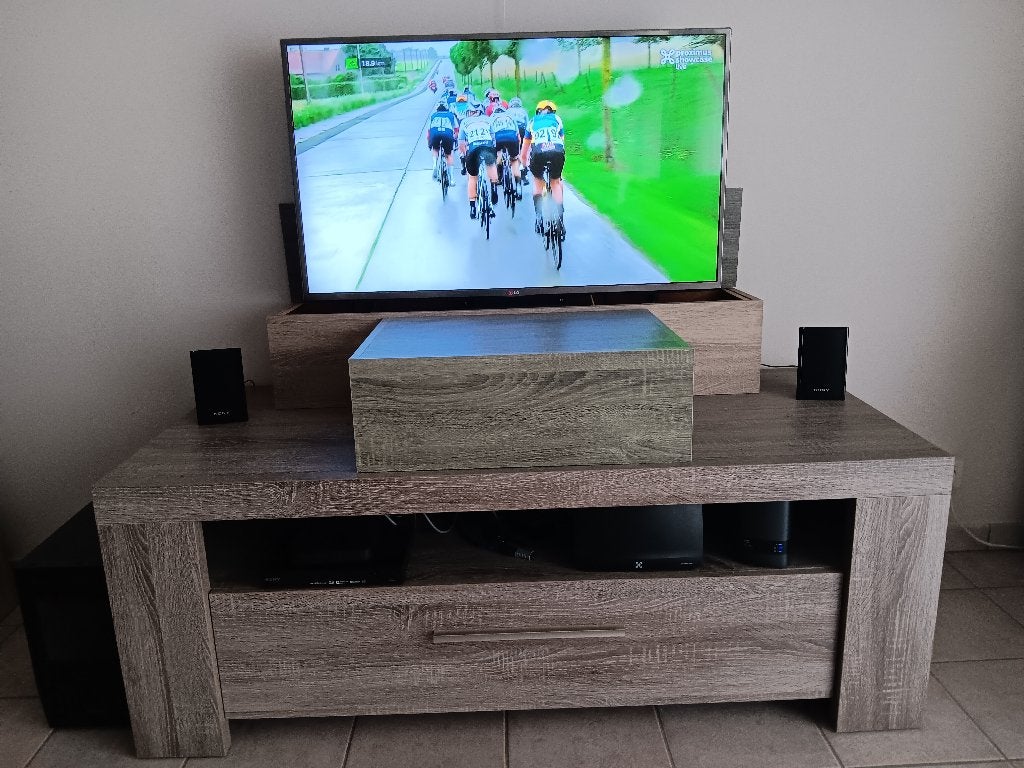 LG 42" TV met TV lift en meubel, Ophalen, 100 tot 150 cm, 100 tot 150 cm, Zo goed als nieuw