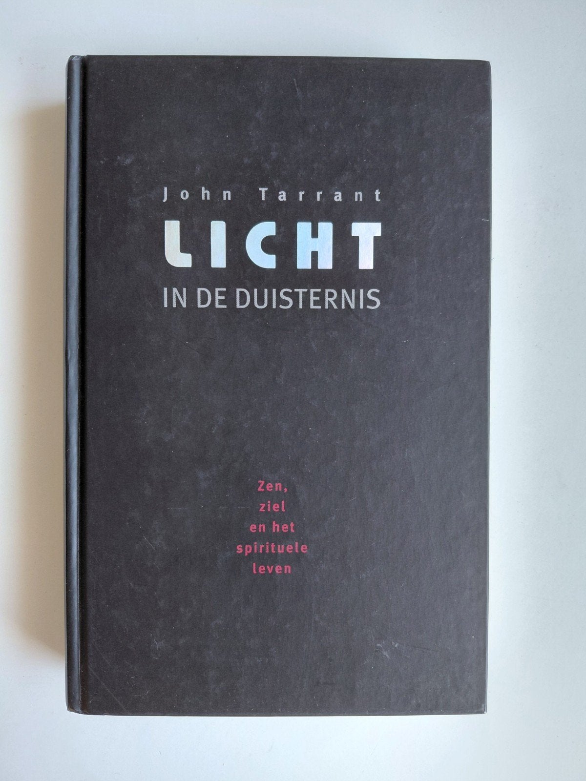 J. Tarrant - Licht in de duisternis, Boeken, Ophalen of Verzenden, Gelezen, J. Tarrant