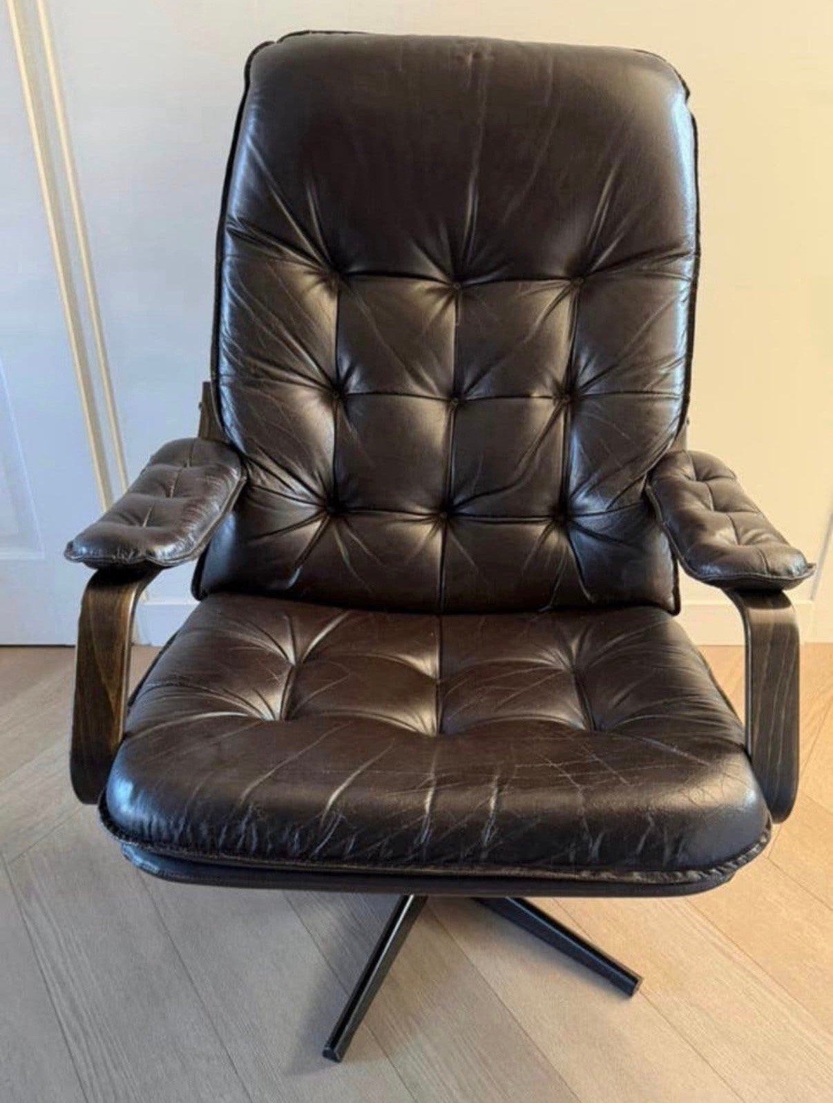 Vintage draaifauteuil Scandinavisch, Ophalen, Minder dan 75 cm, Leer, Zo goed als nieuw